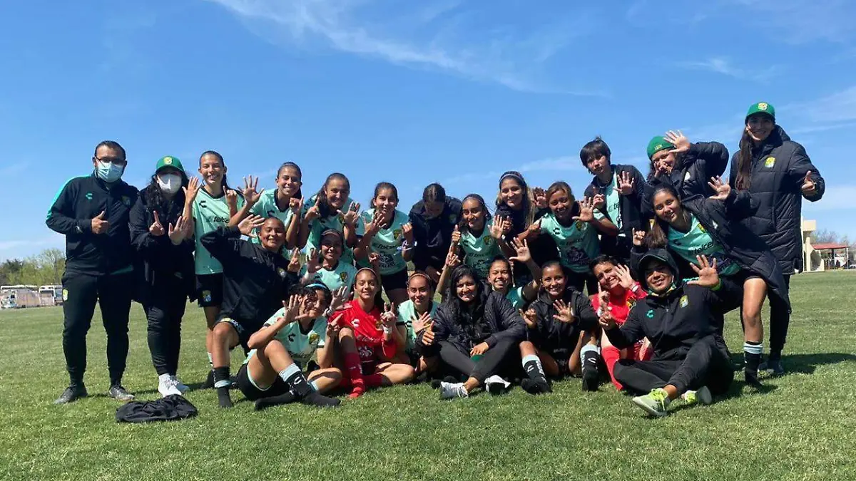 León-femenil-acecha