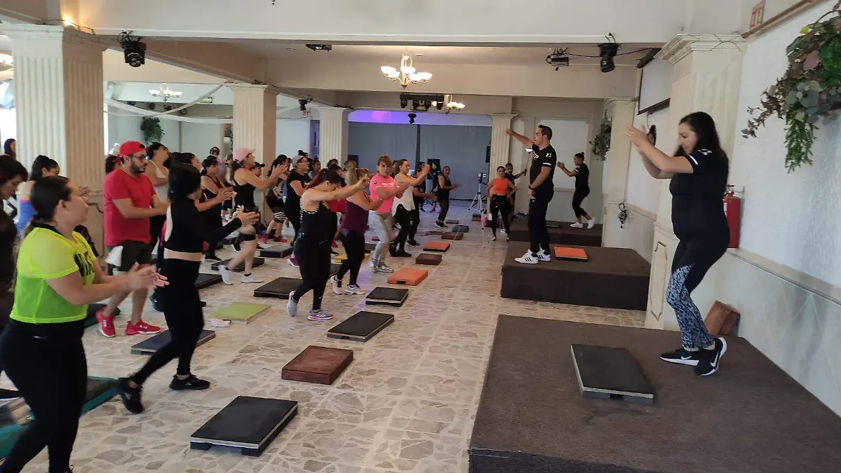 Instructores-leoneses-imparten-certificación-en-step-multifuncional (7)