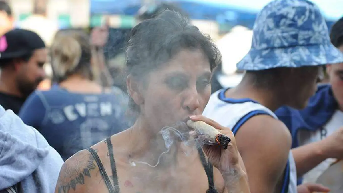 Fumando-marihuana-en-el-Zócalo