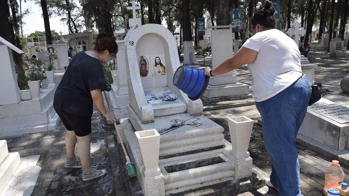 10-de-mayo-panteones (9)