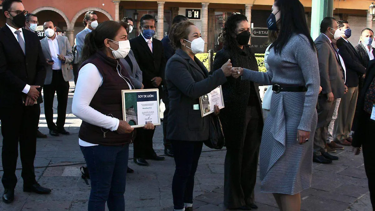Madre-e-hija-reciben-reconocimiento-Soy-de-León3