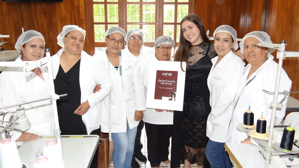 Personal de ENTOS con premio CURVES NY