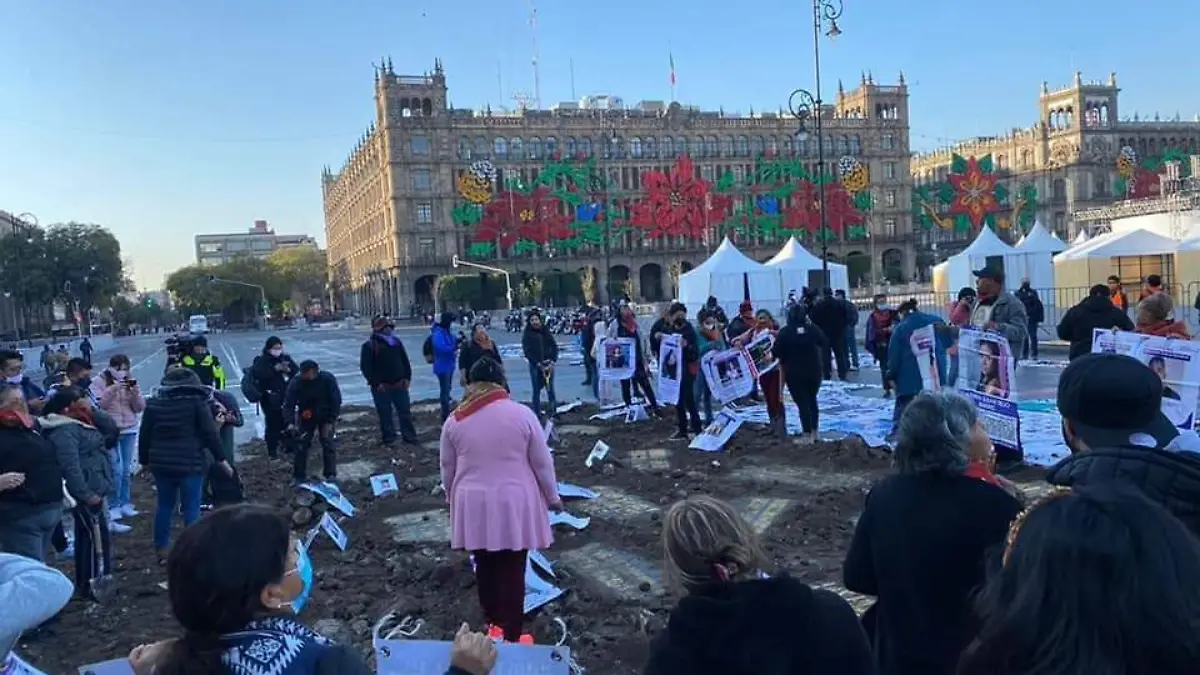 Fosa recreada por colectivos en el Zócalo