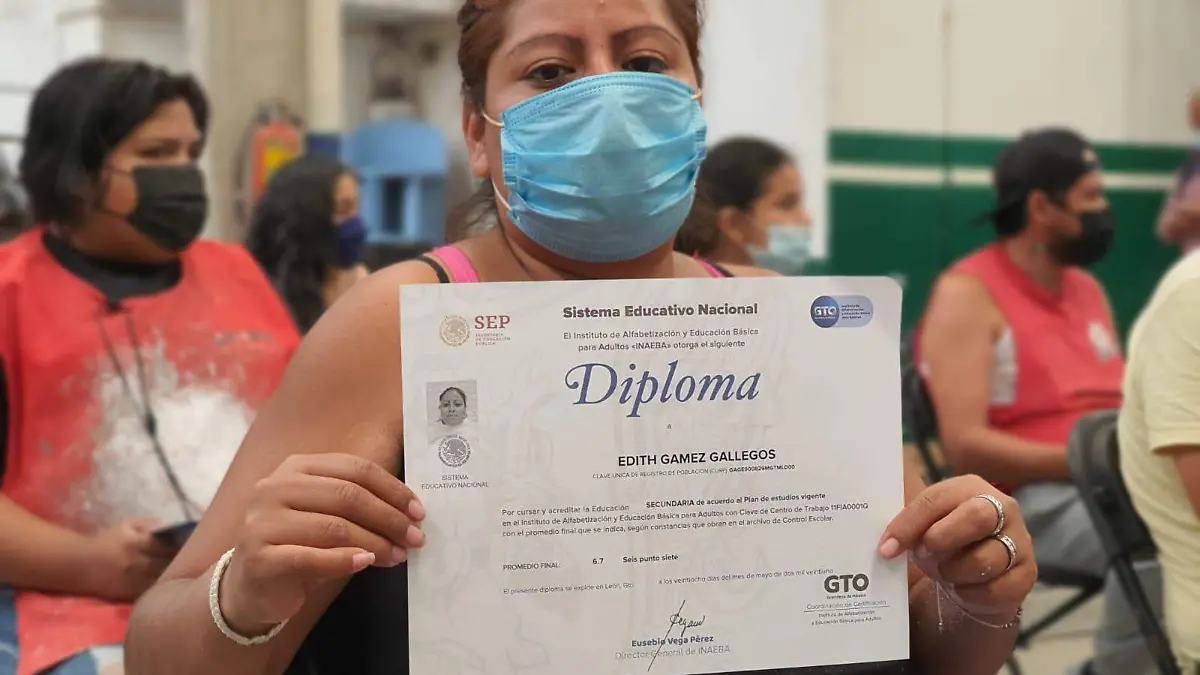 Reciben-certificados-de-estudios (1)