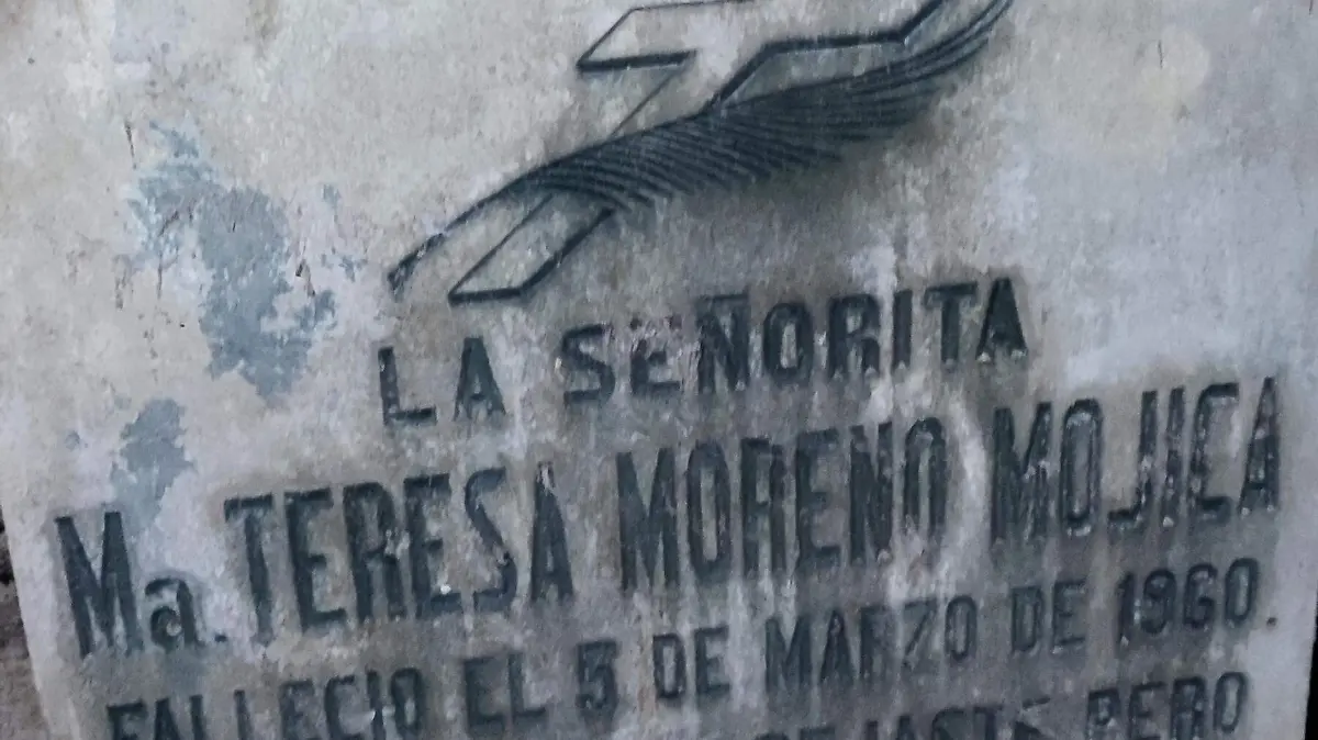 Fotos_ Montserrat Ramírez (Lápida encontrada en el sótano)