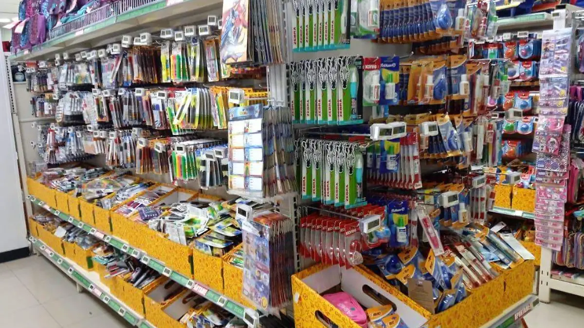 Comienzan Padres de Familia a comprar útiles escolares (5)