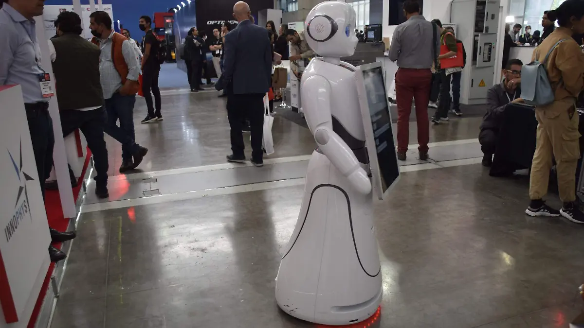 Issa,-un-robot-que-interactúa-con-el-ser-humano (3)