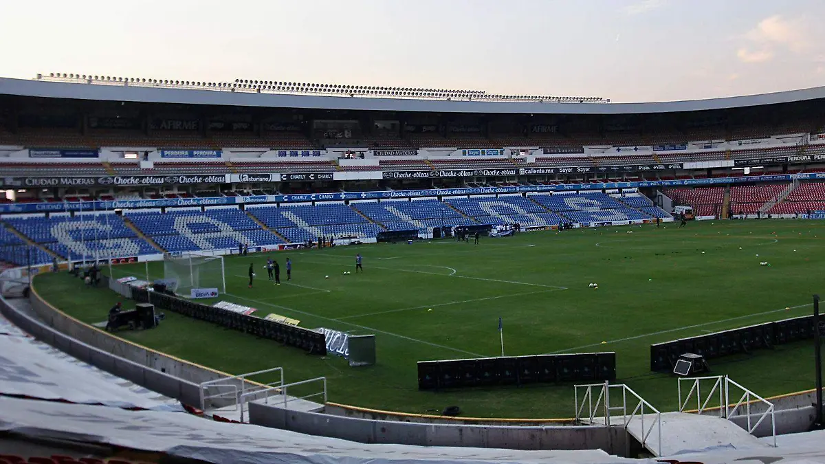 Tribunas-vacías-estadio-Corregidora-3