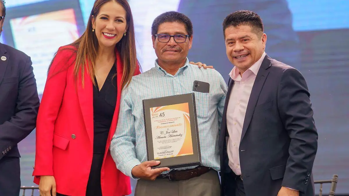 Reconocen-a-asistentes-escolares-2