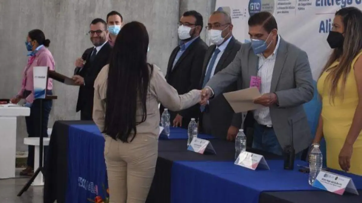 Entregan-certificados-de-primaria-y-secundaria-a-internos-del-Ceprereso-de-León2
