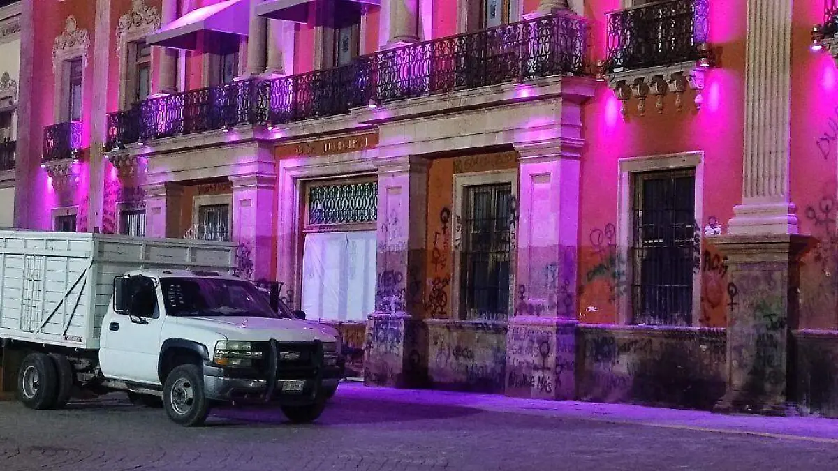Limpieza-grafitis-presidencia-3