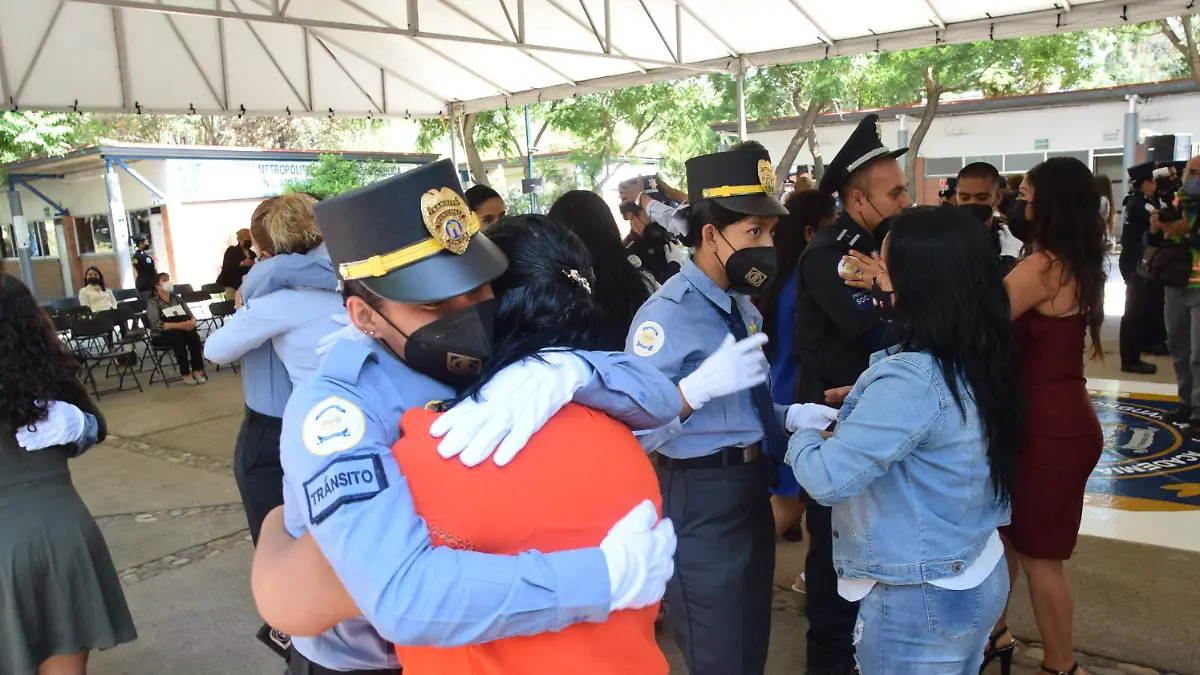 Se-gradúan-28-policías-y-4-tránsitos3