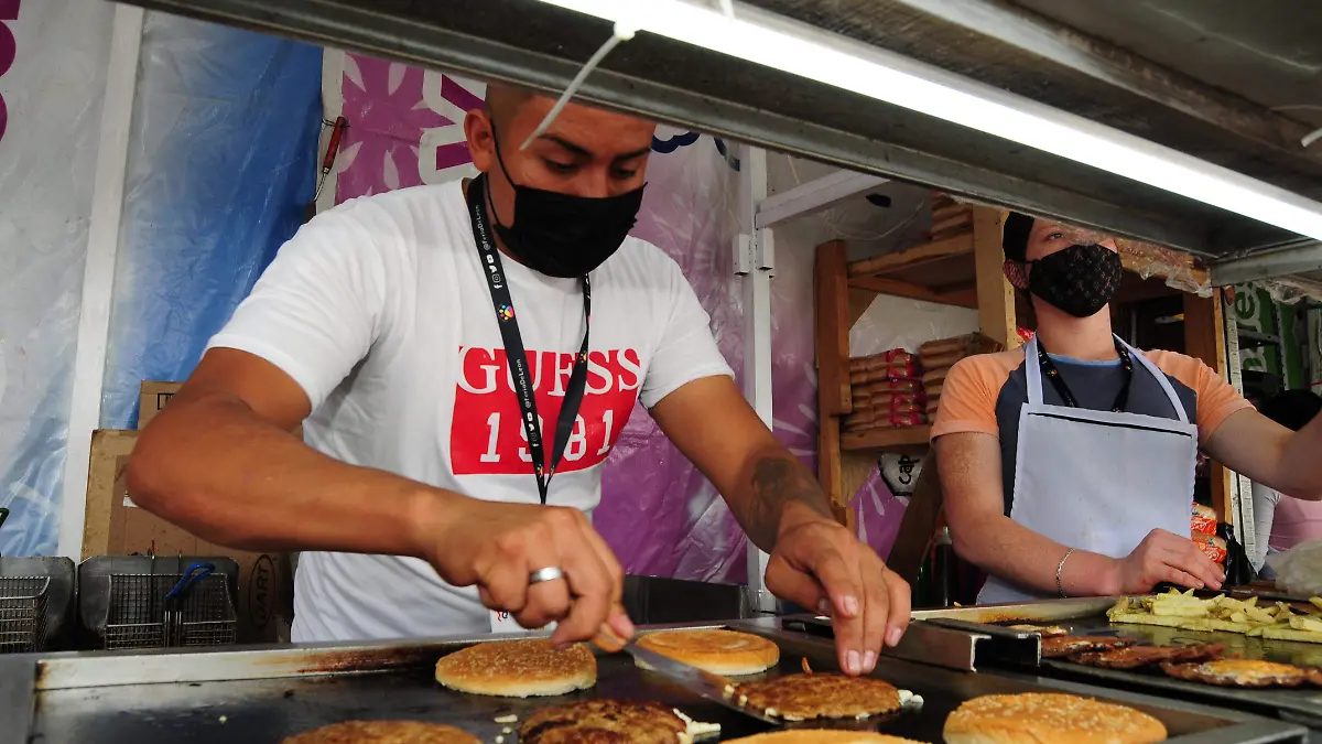 Las-hamburguesas-uno-de-los-platillos-típicos-de-feria2