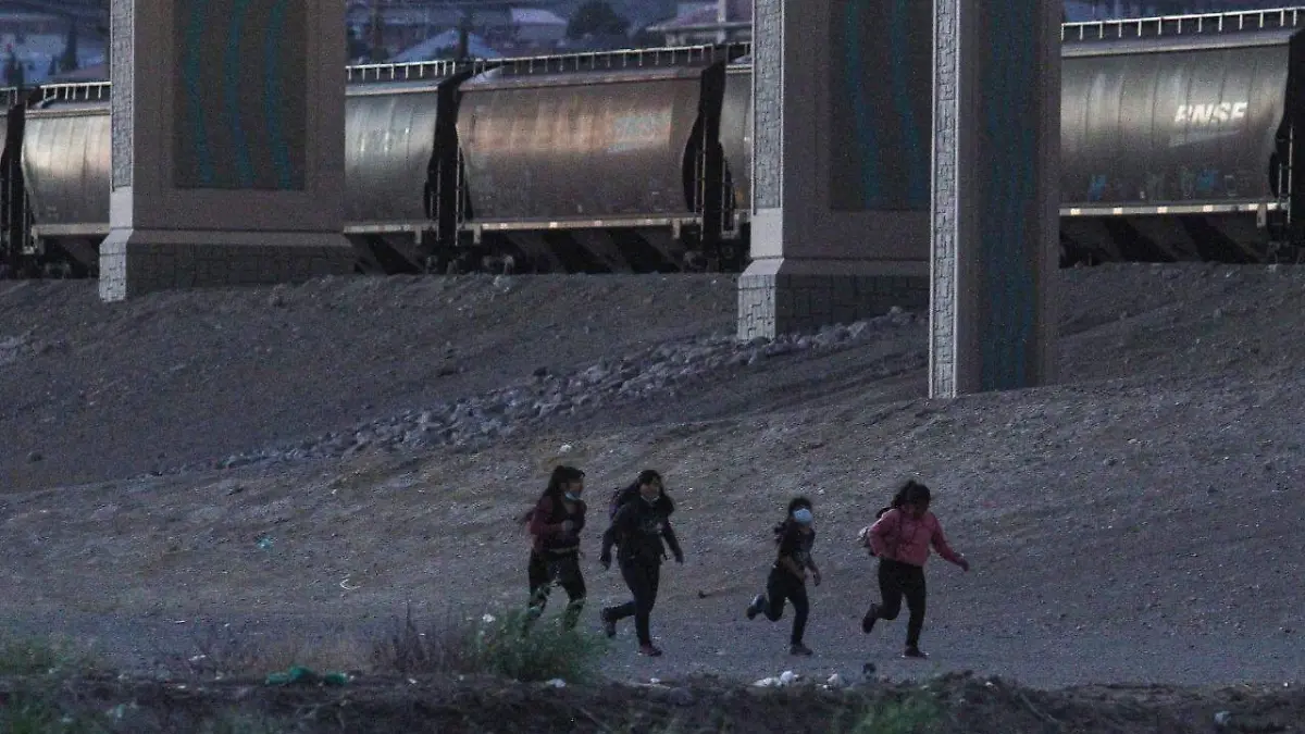 Repatrian-a-niños-que-viajan-solos-a-los-EU (2)