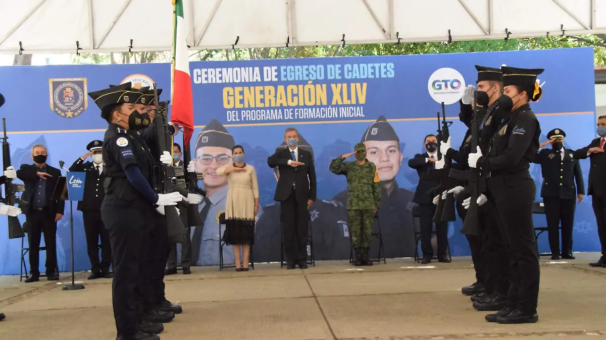 Se-gradúan-28-policías-y-4-tránsitos2