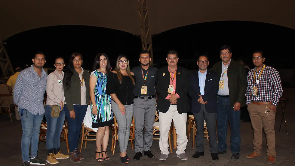 Pie 8 Julio César Cortés Martínez, Karla González, Laura Vázquez, Karina Domínguez,  Maguie Rivera, Carlos Tirado, Pablo Rojas, Víctor Sánchez e Ignacio Valdez    