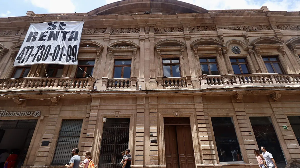 Heces-de-palomas-dañan-monumentos-en-León (15)