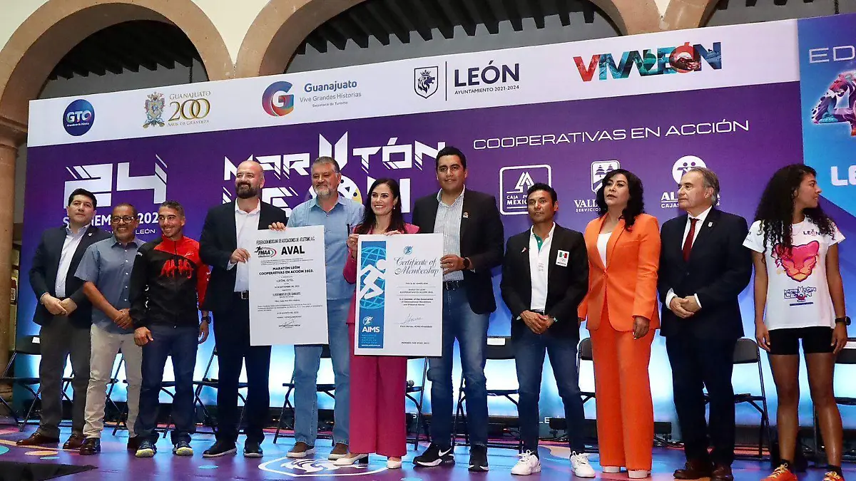 Comité organizador del Maratón León 2023 presento medallas y jersey oficial