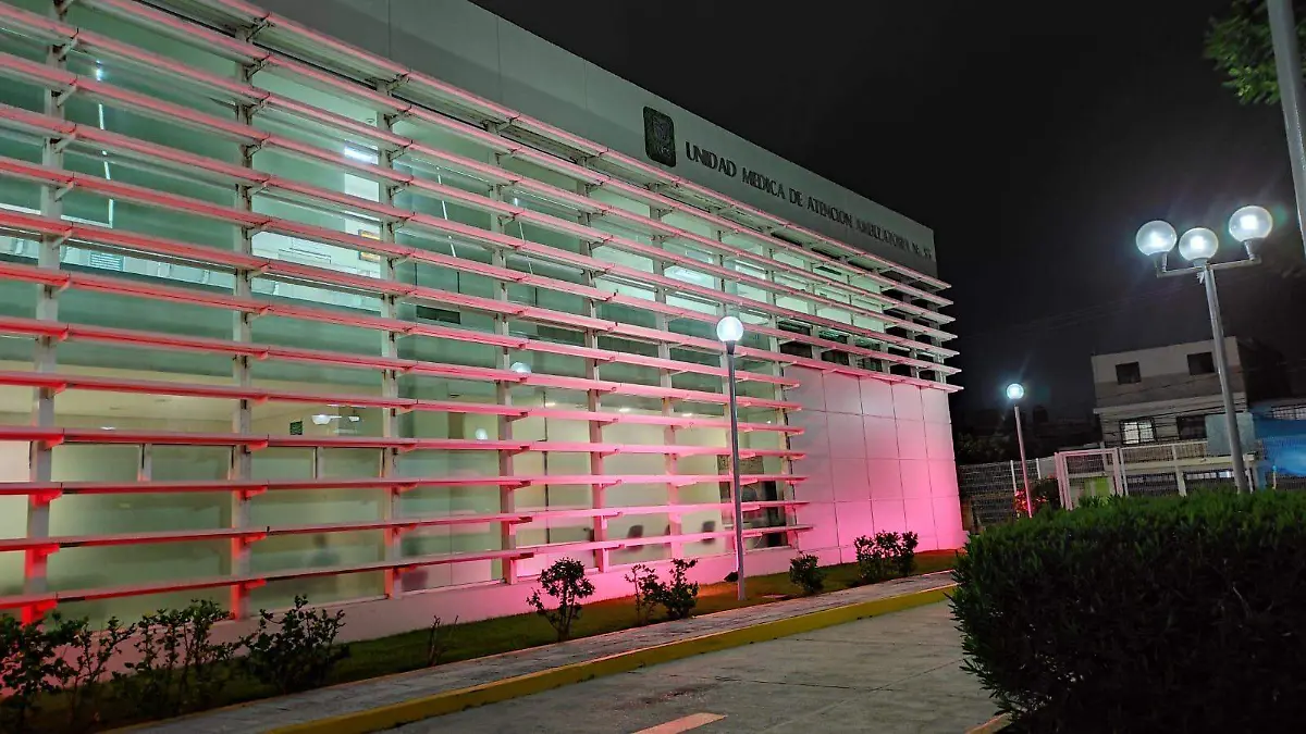 Se-iluminan-de-rosa-edificios-del-IMSS-en-Guanajuato2