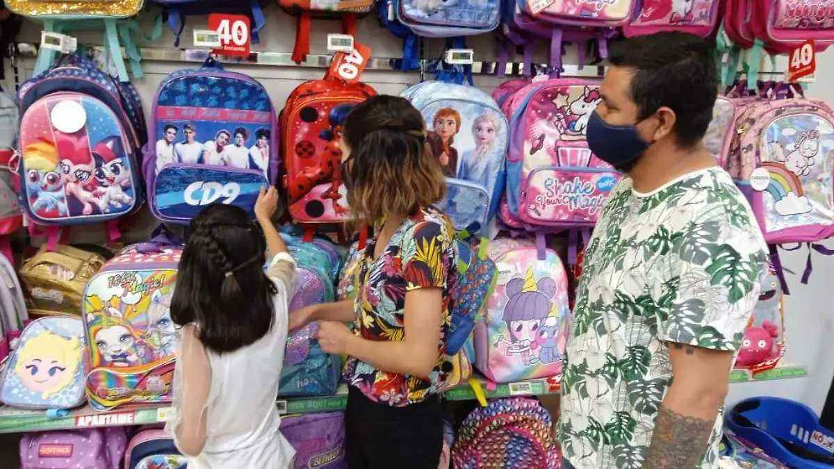 Comienzan Padres de Familia a comprar útiles escolares (1)
