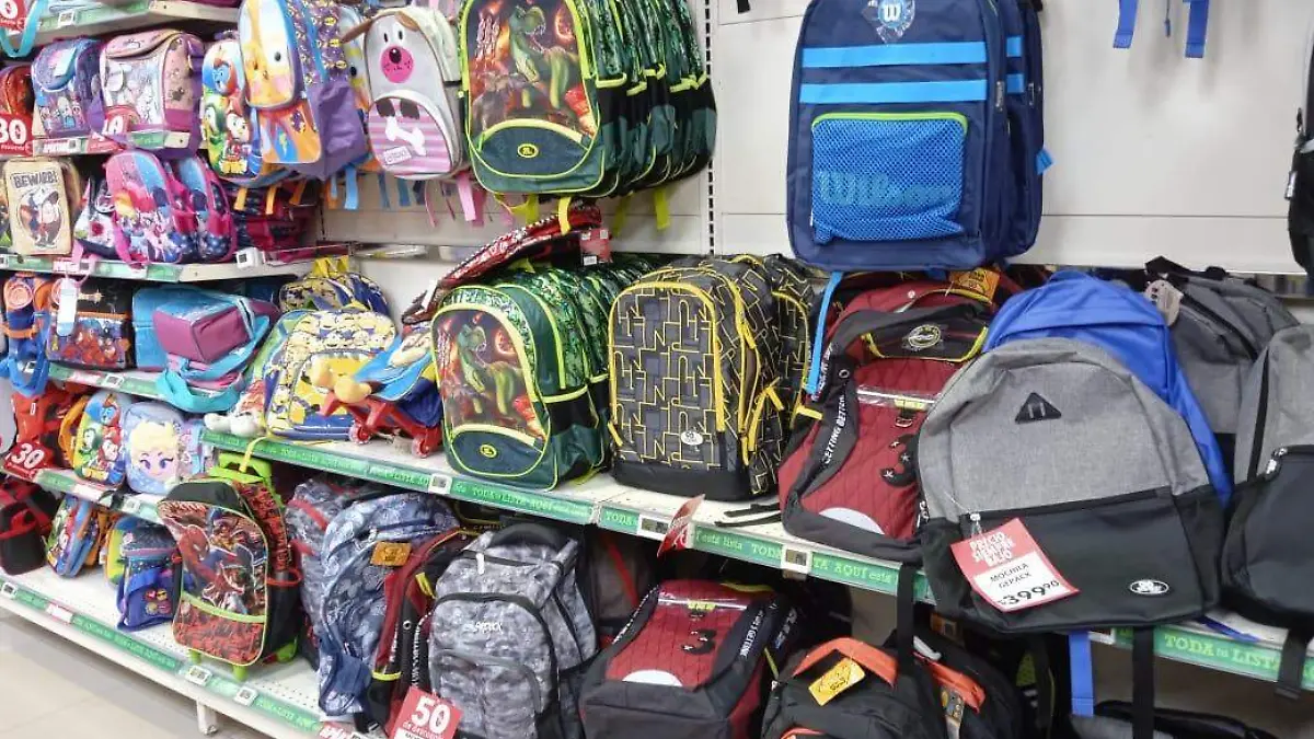 Comienzan Padres de Familia a comprar útiles escolares (3)