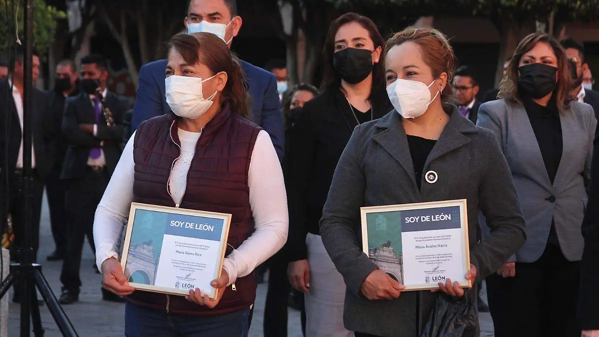 Madre-e-hija-reciben-reconocimiento-Soy-de-León2