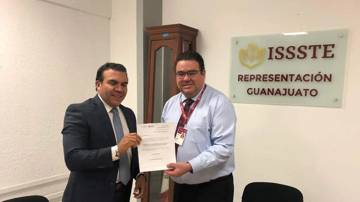 entrega representante del Issste nombramiento al subdelegado