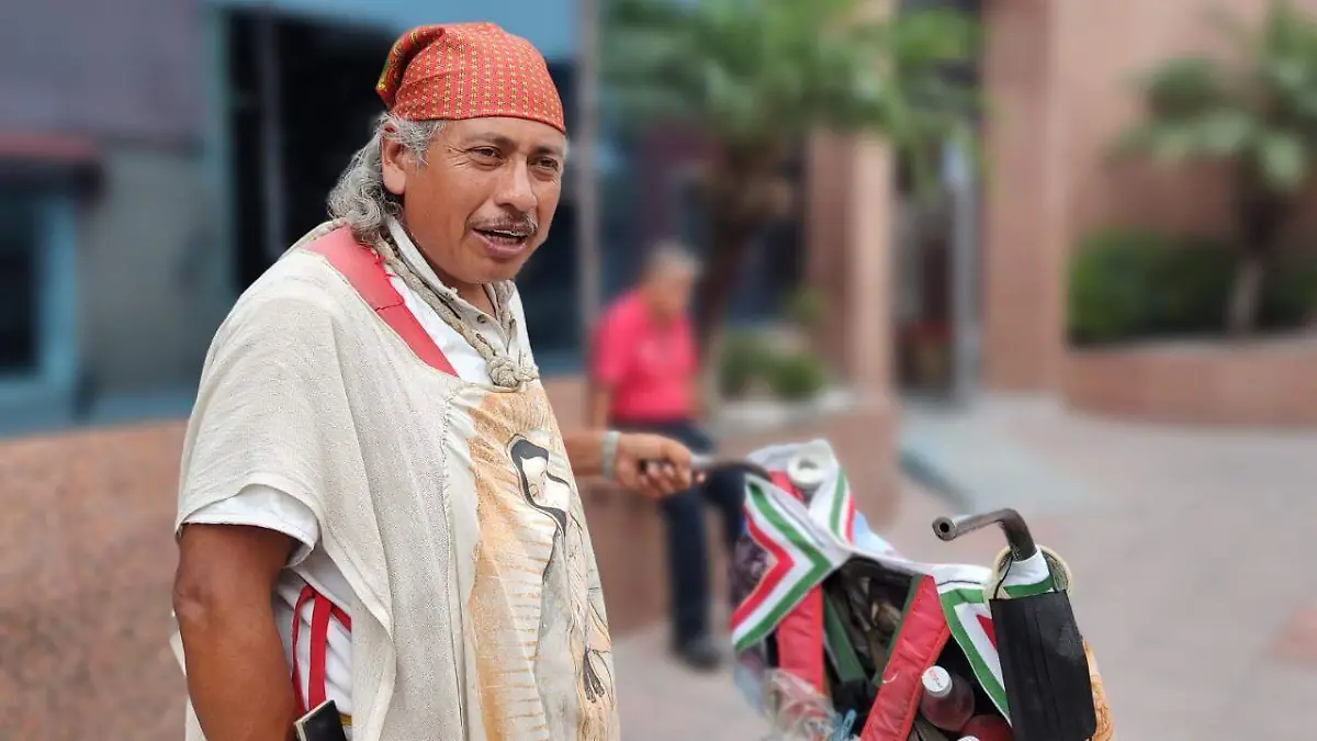 Promueve-voceador-las-tradiciones-con-sus-disfraces  (2)