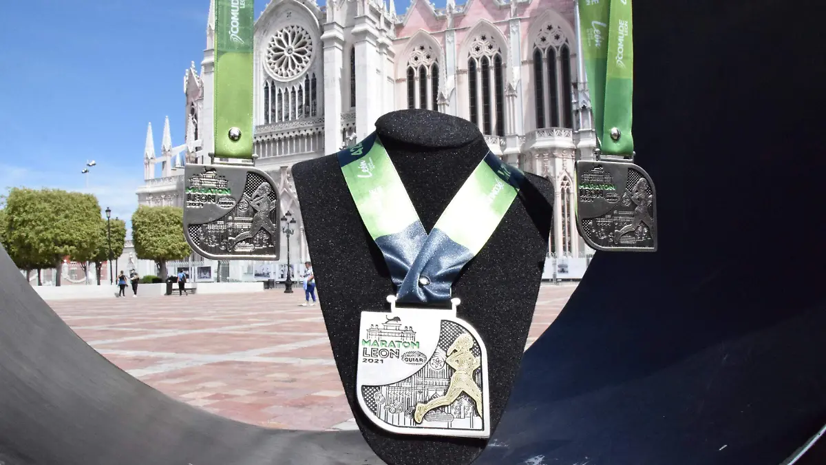Medallas-de-la-Maratón-León-rinden-homenaje-a-Templo-Expiatorio2