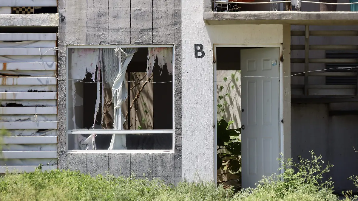 BRISAS DEL CAMPESTRE - Fco Meza - El Sol de León (11)