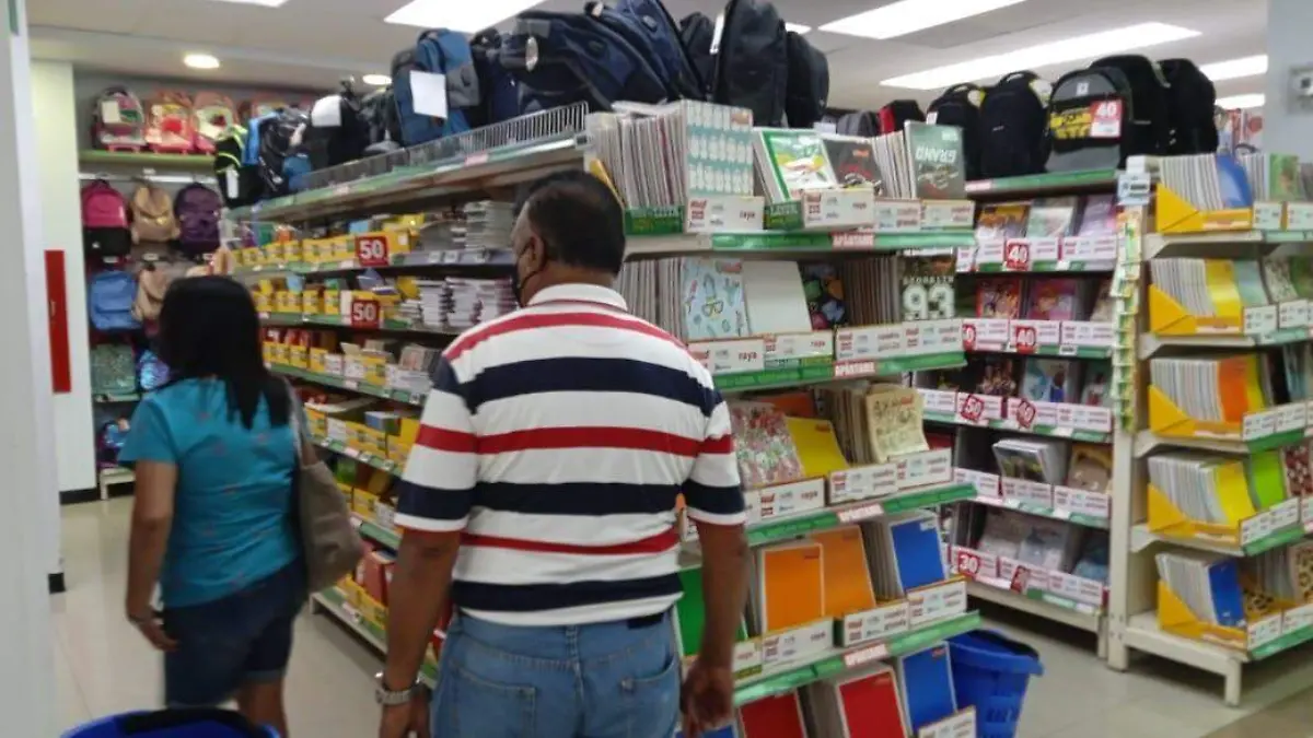 Comienzan Padres de Familia a comprar útiles escolares (2)