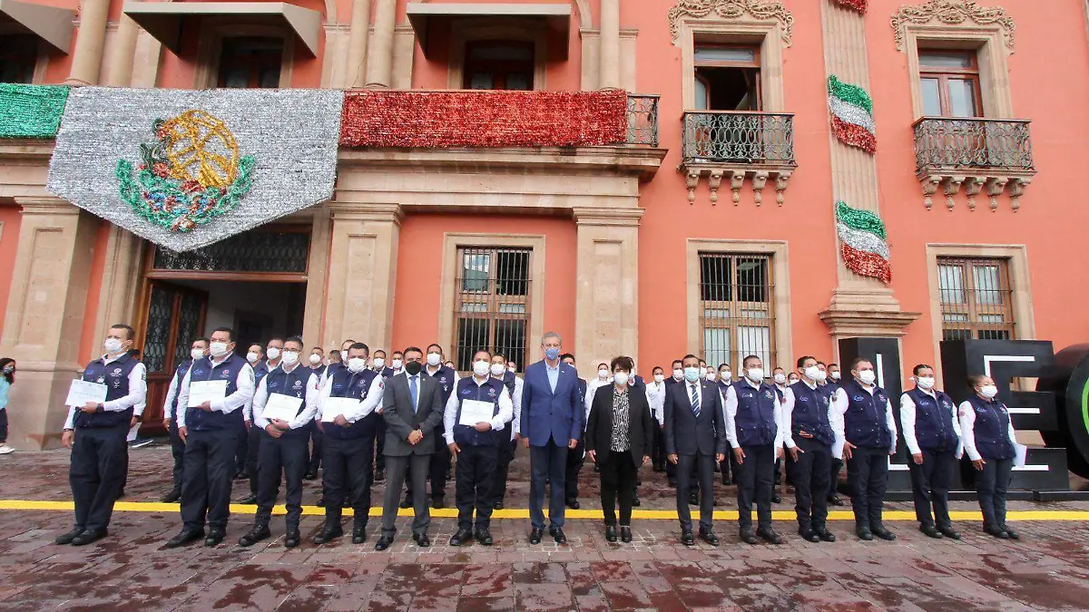 Equipan-con-nueva-ambulancia-a-PC-León2