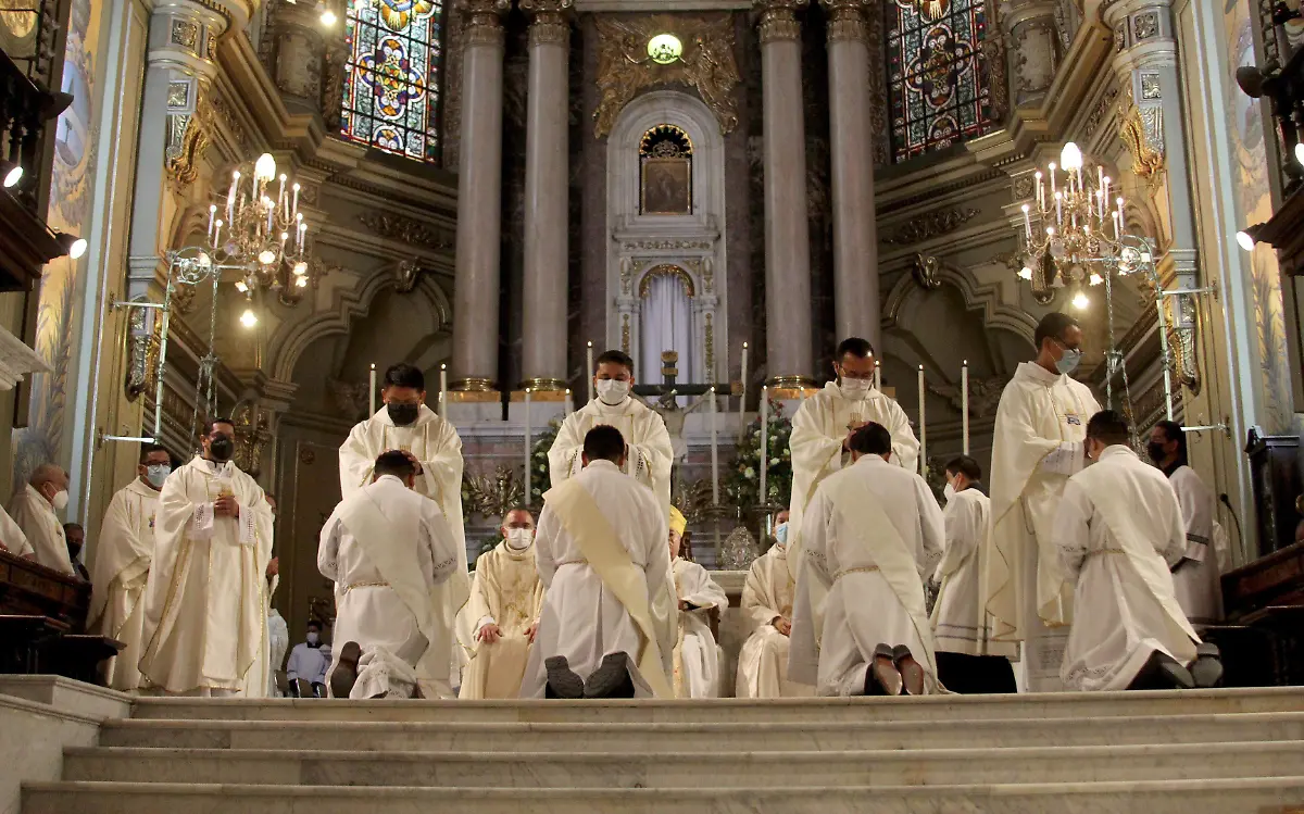 Arzobispo-ordena-cuatro-nuevos-sacerdotes (3)