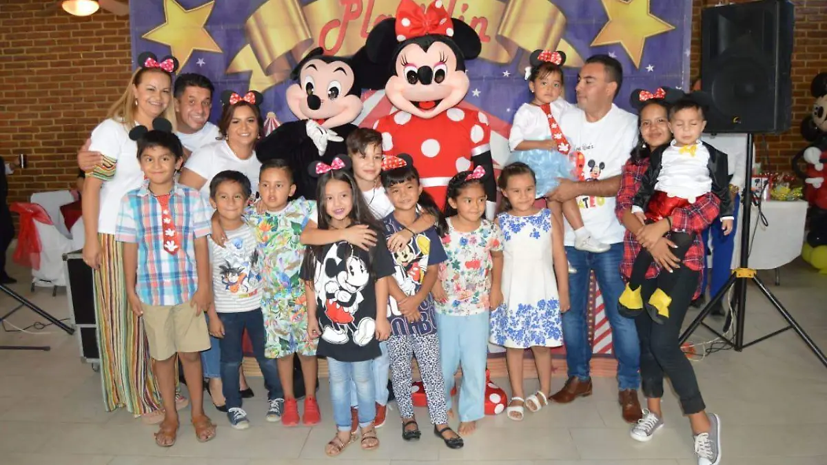 Pie 5 Toda la familia se unió, tíos y primos, para salir en la gran foto familiar