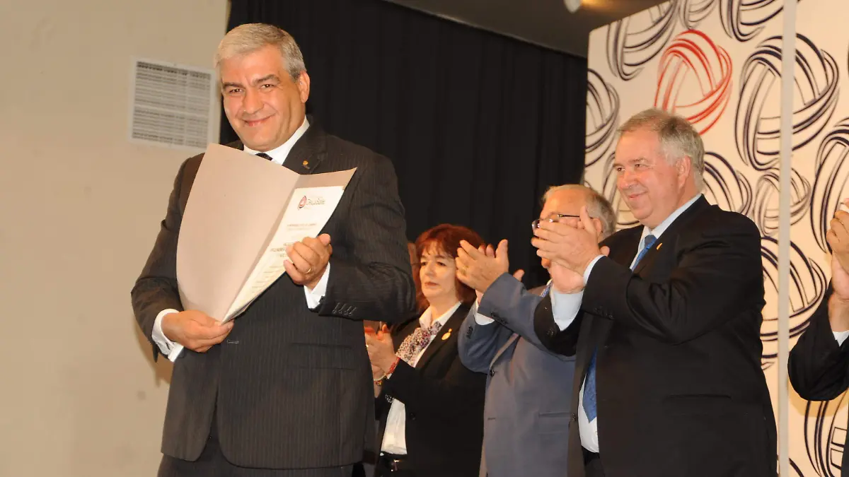 Pie 8 Mauricio Salvatori Director de la Facultad de Ingeniería Civil, Mecánica e Industrial, autoridad académica que recibió el nombramiento a nombre de toda la facultad.  