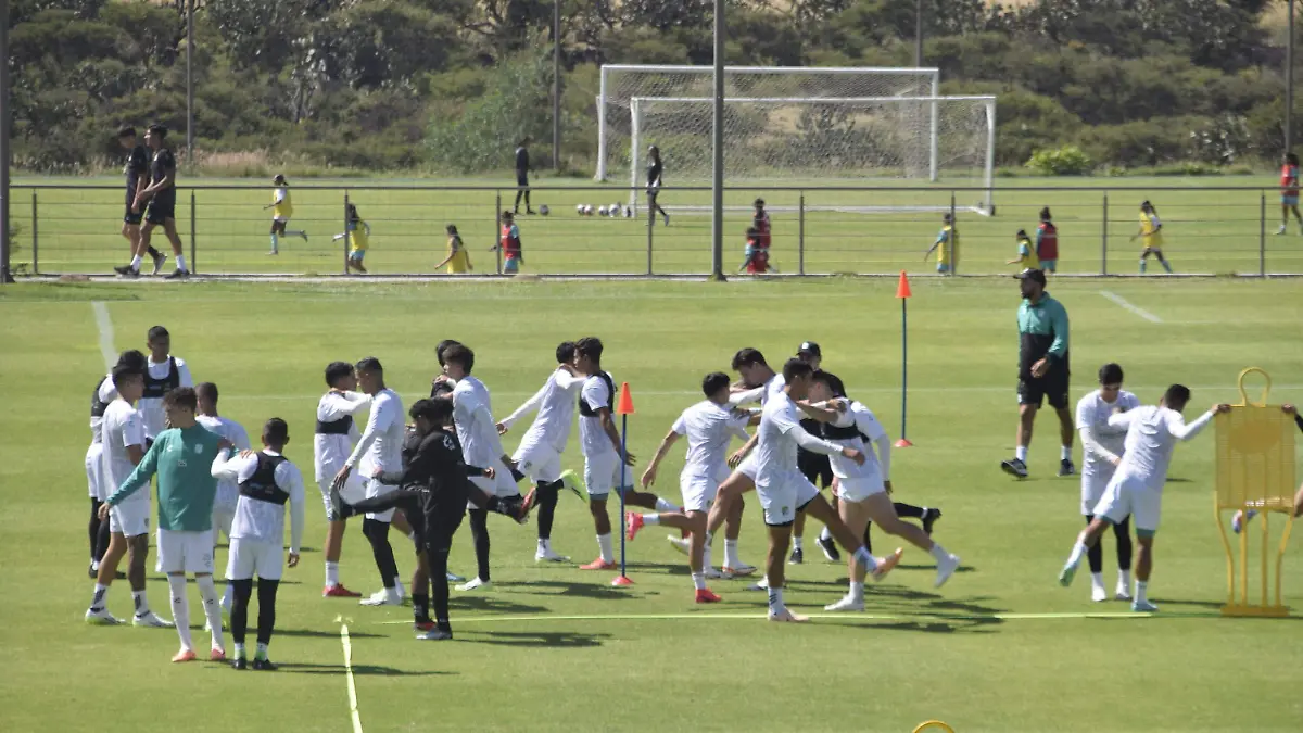 F CARMONA ENTRENAMIENTO LEON (7)