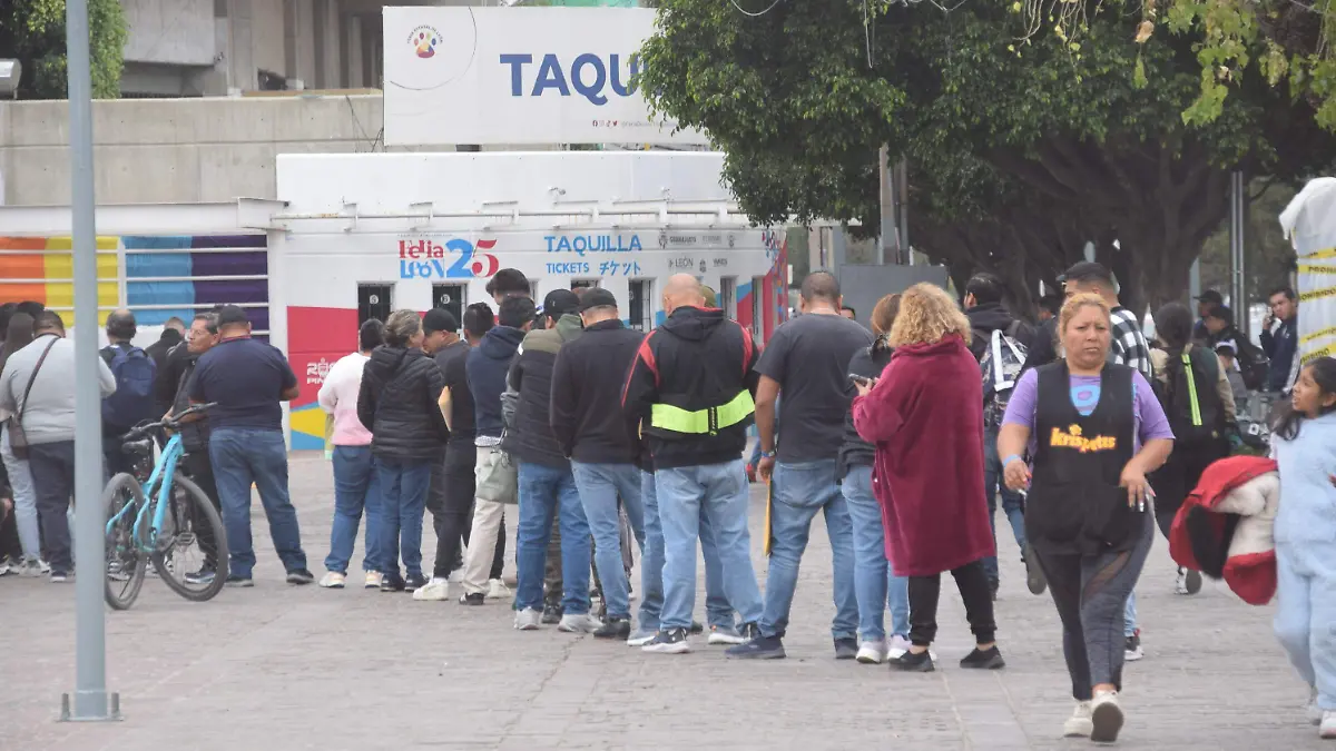 Filas para empleo temporal Feria de León 2025