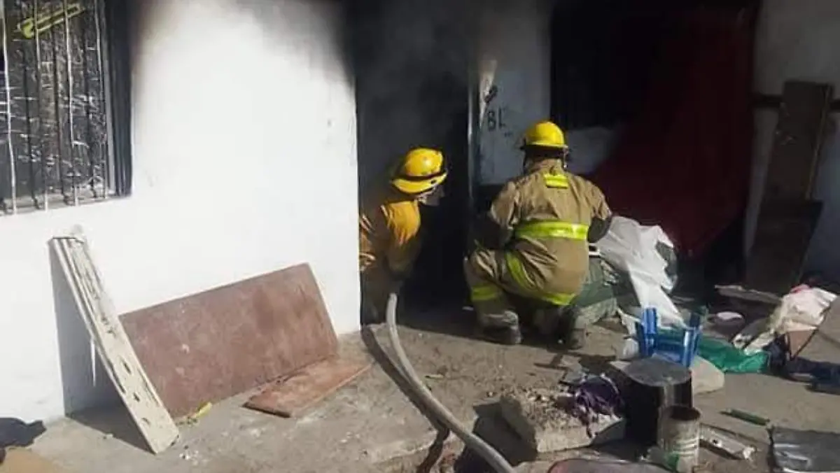INCENDIO BASURA CASAS - Cortesía Bomberos de León