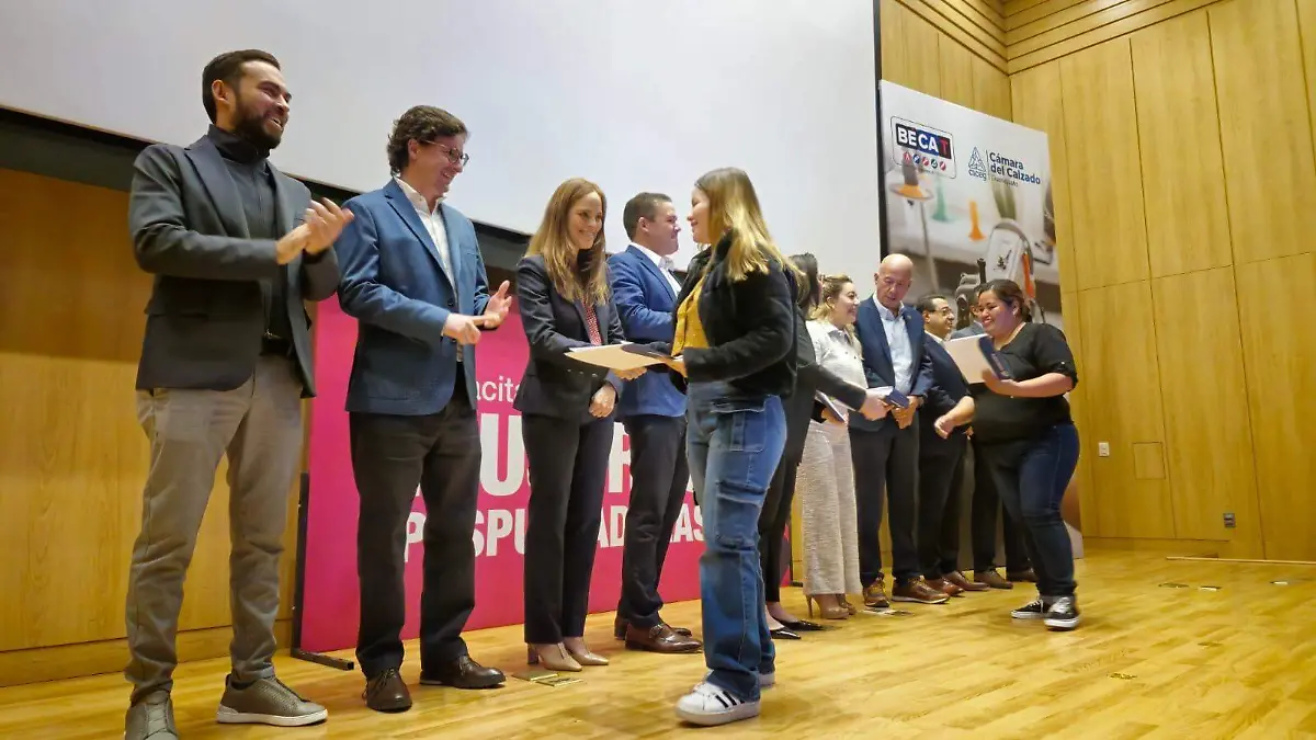 Egresadas del curso ‘Capacitación Integral para Mujeres Pespuntadoras‘