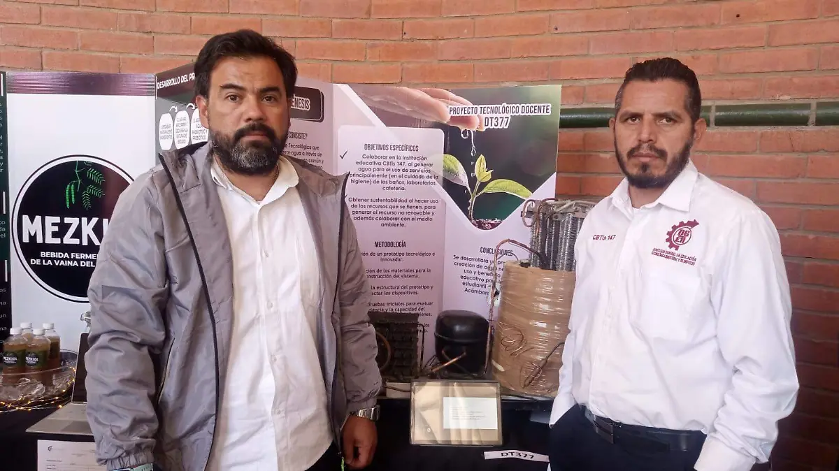 Docentes Juan Carlos Cuellar Campos y Saúl Galindo Lemus del CBTis 147 de Acámbaro.