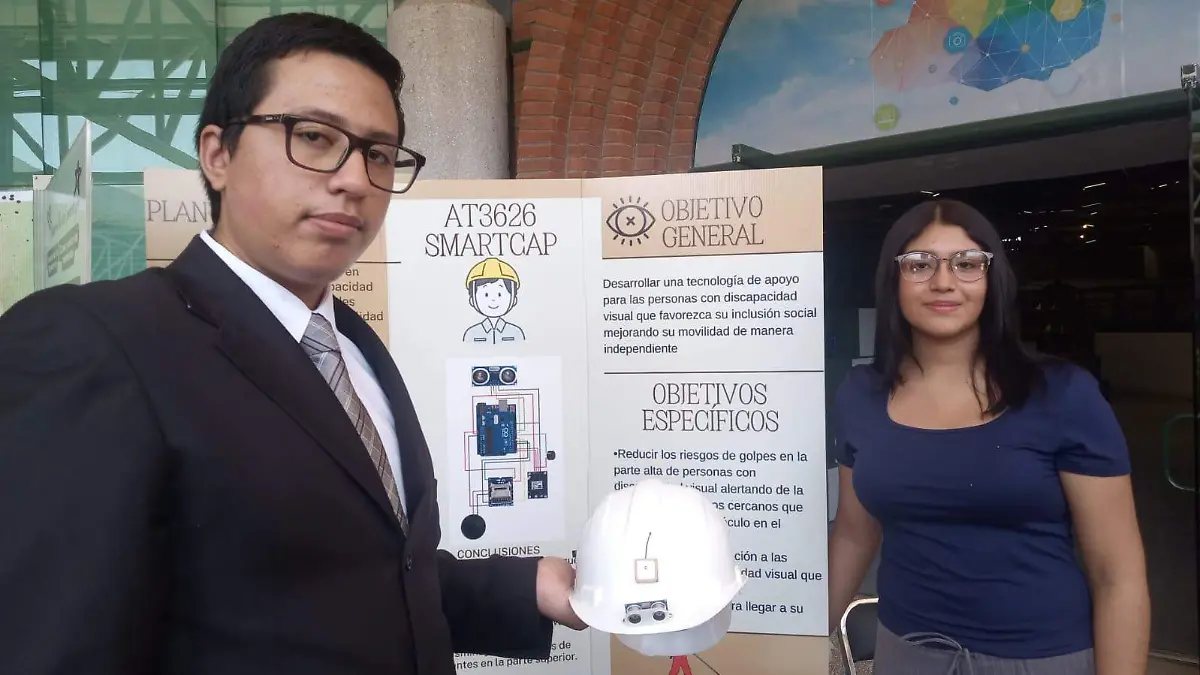 Bruno Samano Arciga y Sayuri Zuñiga diseñaron un casco inteligente llamado "SmartCap"