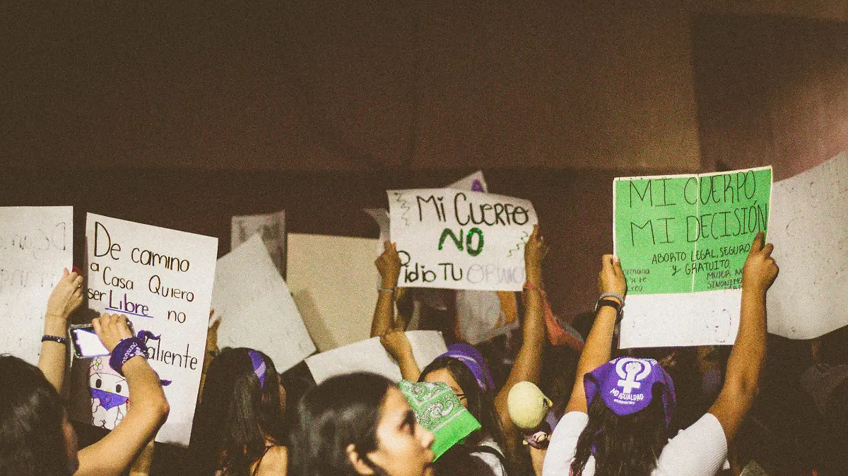 Marcha 8M pasando frente a Catedral Basílica Metropolitana de la Madre Santísima de la Luz