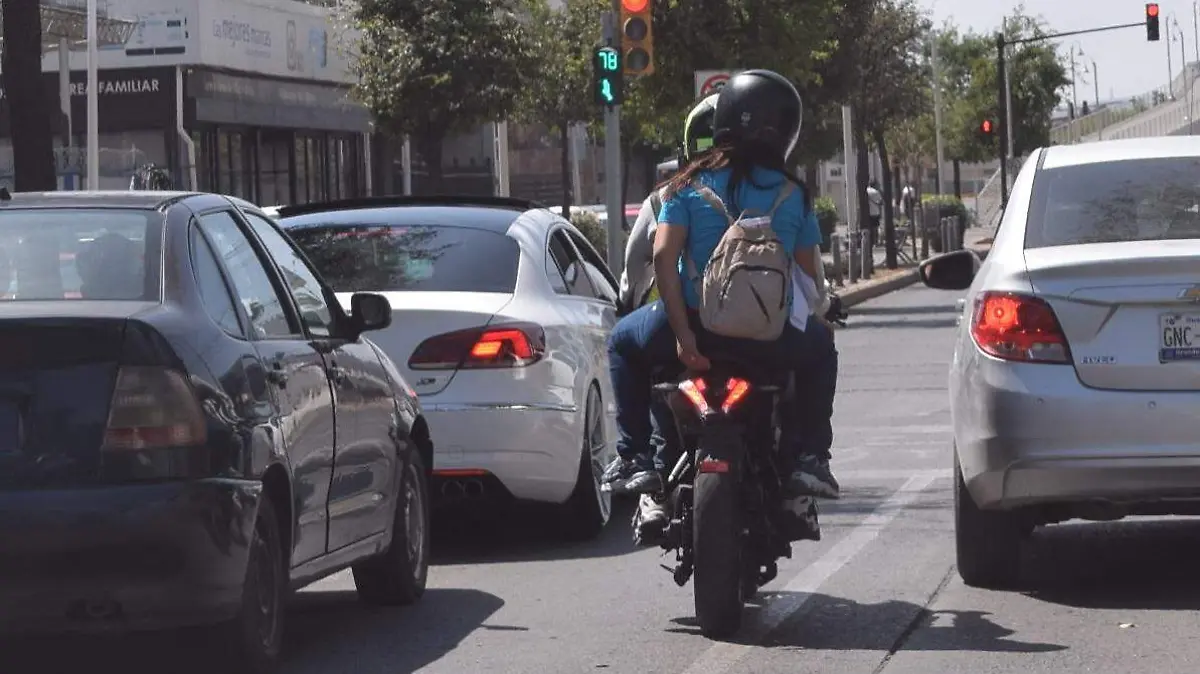 Motociclistas en Guanajuato deberán portar calcomanía con número de placa en el casco