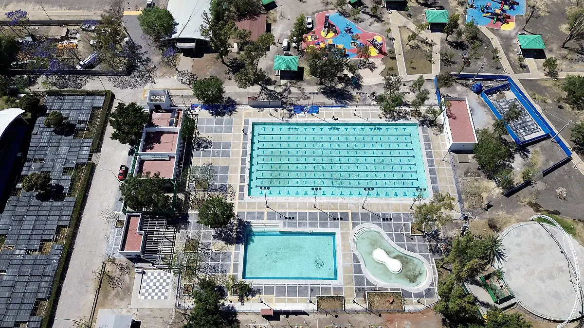 Toma aérea de las albercas Olímpicas en Deportiva del Estado
