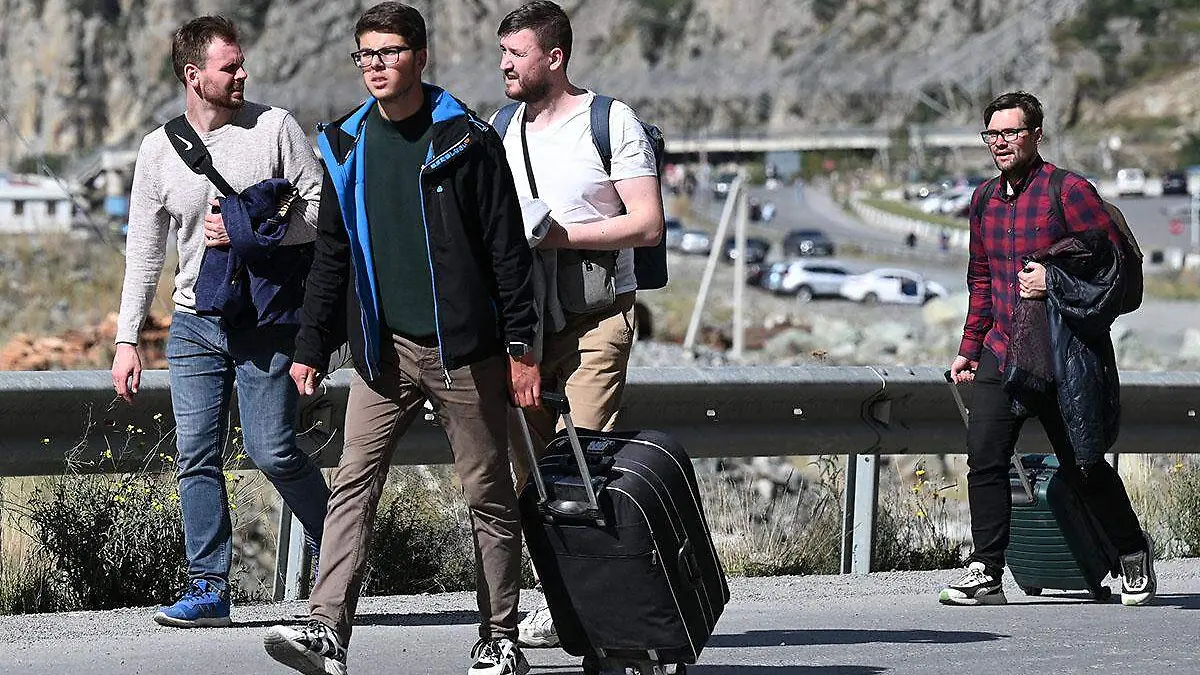 Hombres rusos huyendo