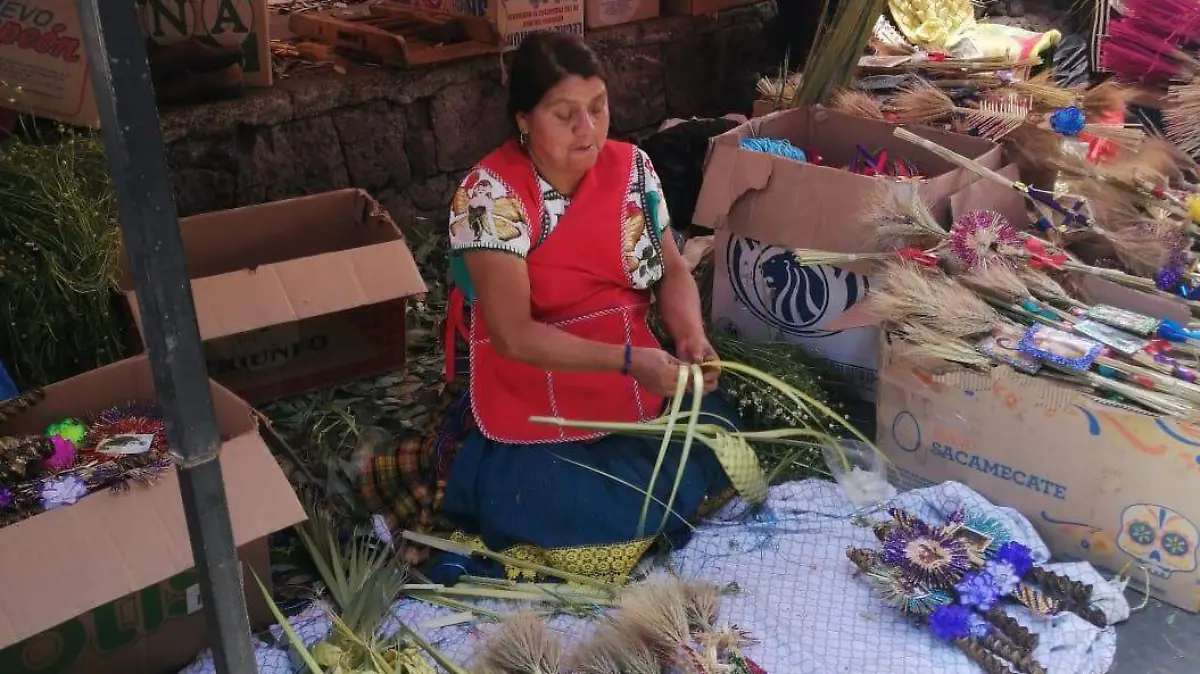 Artesanos de Michoacán llegan con más de 300 ramos por día para el tradicional tianguis del Domingo de Ramos 