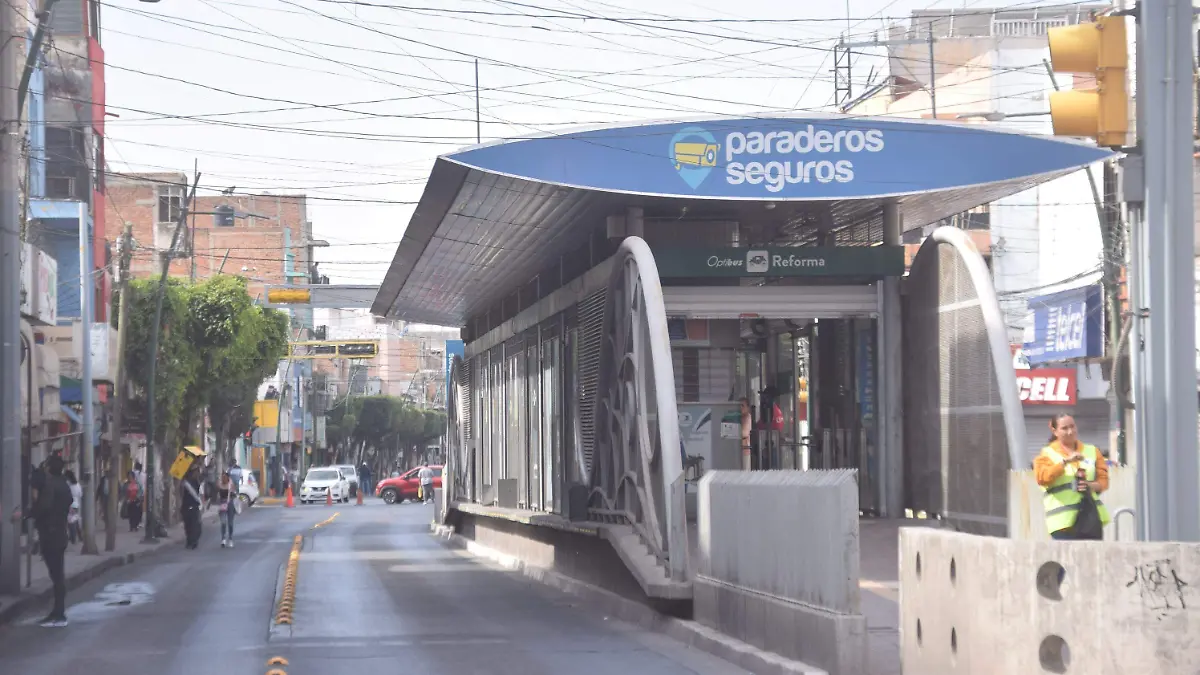 Desvían transporte público por bloqueo de comerciantes la Miguel Alemán