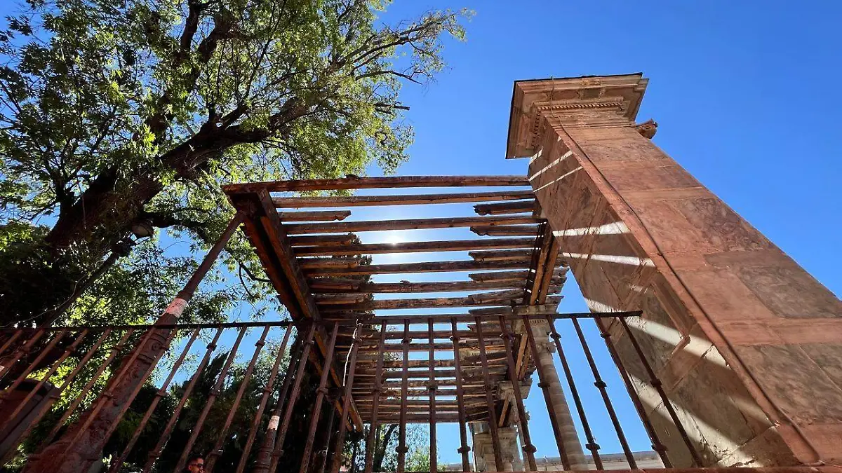  pérgolas del Jardín Reforma en pésimas condiciones 