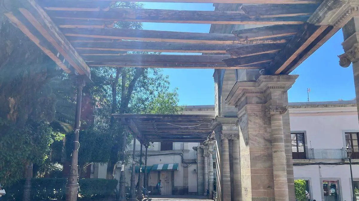 pérgolas del Jardín Reforma en pésimas condiciones