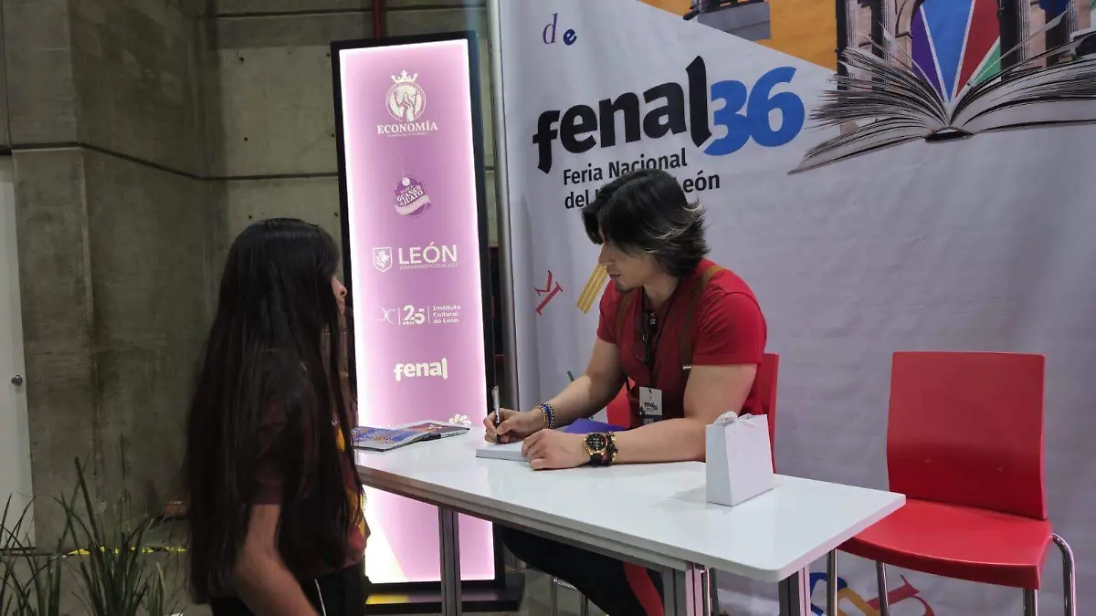 Alex Toledo regresó a León para presentar El sueño en el que me sumergí